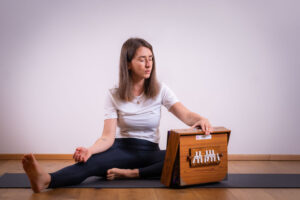 Ruth meditiert mit Musik ihrer Shruty-Box